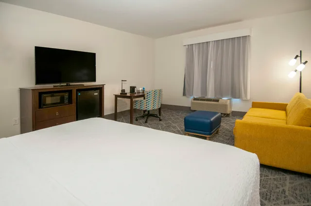 غرفة بسرير كينج مع أريكة، Hampton Inn West Monroe 2/5