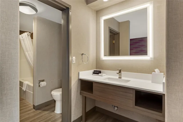 جناح بسرير بطابقين وسريرين كوين بمطبخ صغير، Best Western Plus West Edmonton 5/7