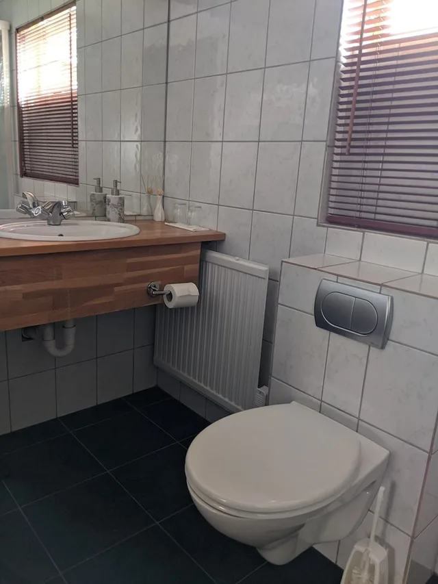 غرفة بسرير مزدوج أو سريرين منفصلين بحمام مشترك، Engimýri Guest House 7/8