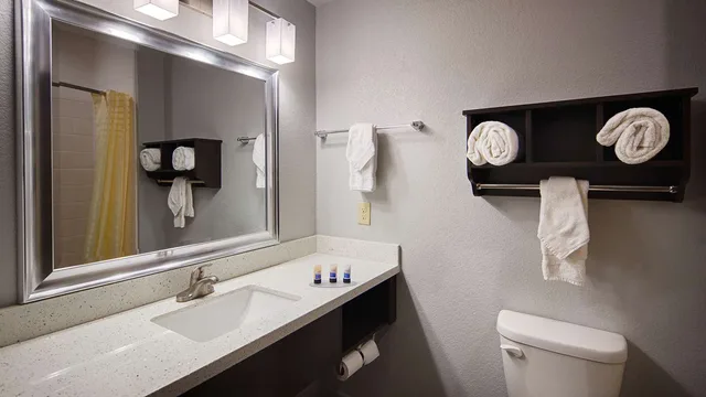 جناح بسرير كينج مع أريكة، Best Western Plus Lonestar Inn and Suites 2/2