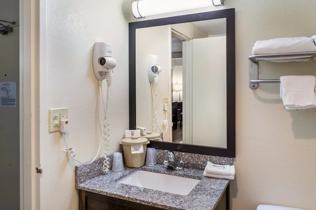غرفة بسريرين مزدوجين، Red Roof Inn Richmond, IN 3/5