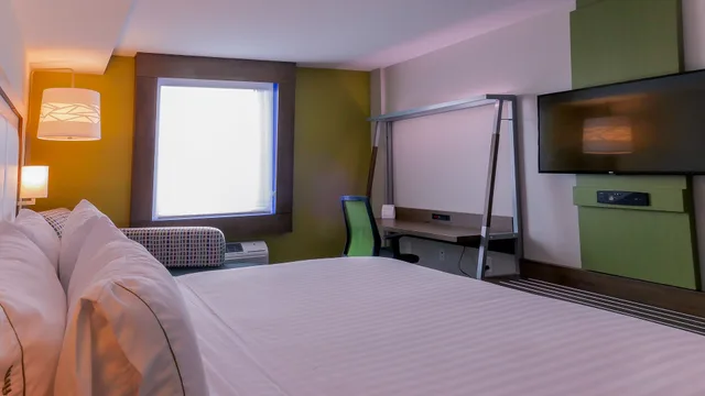 غرفة قياسية بسرير كينج، Holiday Inn Express & Suites Miami Airport East 1/5