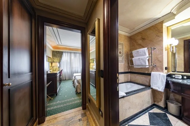 Classic, Queen Bed, River Chateau Hotel 5/6