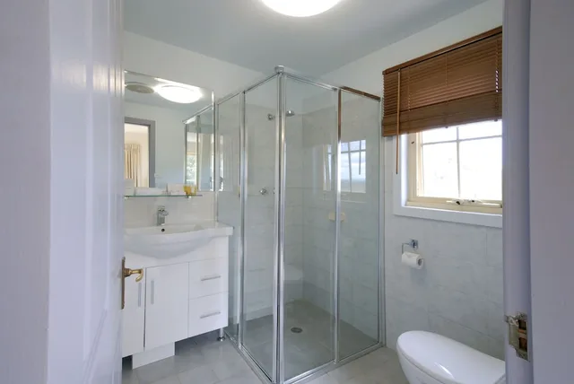 جناح بسرير كوين بإطلالة على النهر، Riverview Boutique Motel 2/2