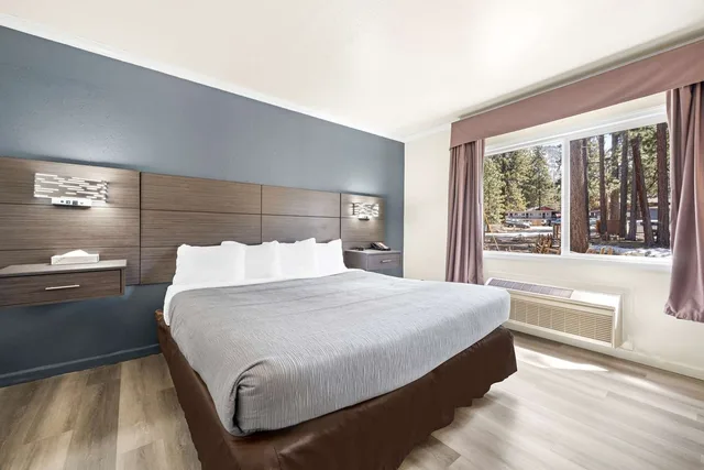 غرفة بسرير كينج، Econo Lodge Inn & Suites Heavenly Village Area 3/7