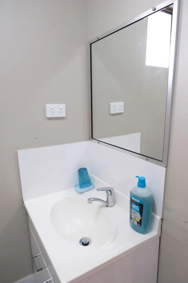 غرفة متصلة بسريرين منفصلين وسريرين كوين في الطابق الأرضي، Sapphire Palms Motel 7/7
