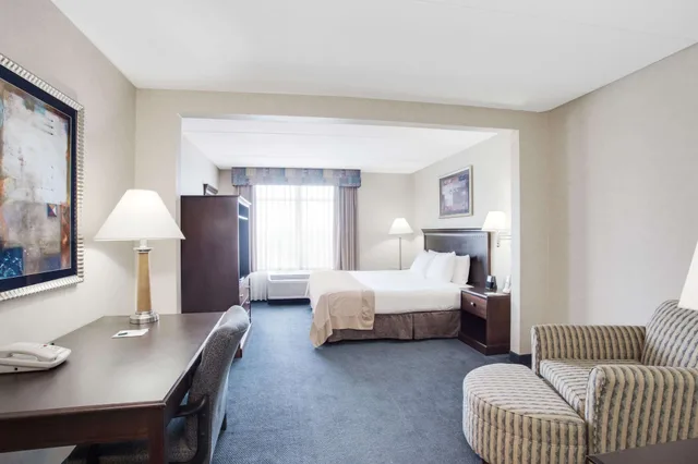 غرفة قياسية بسرير كينج، Wingate By Wyndham Bridgeport Wv 1/5