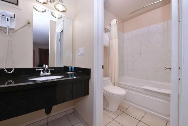 جناح استوديو بسرير كوين، Canadas Best Value Inn Suites Vernon 3/3
