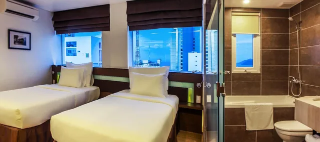 غرفة تنفيذية ثلاثية بإطلالة على المدينة بشرفة، AROMA NHA TRANG BOUTIQUE HOTEL 4/7