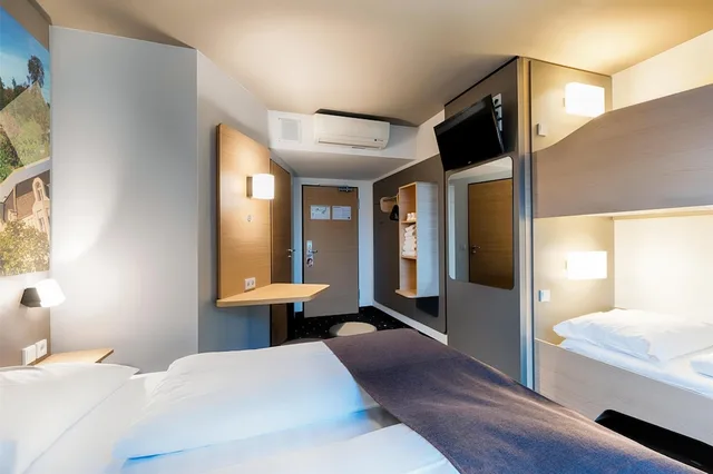 غرفة رباعية بسرير كوين وسرير بطابقين، B&B Hotel Bonn 2/10