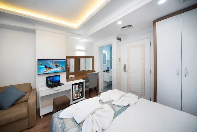 غرفة قياسية بسرير مزدوج وسرير فردي مع أريكة، Lika Hotel 1/10