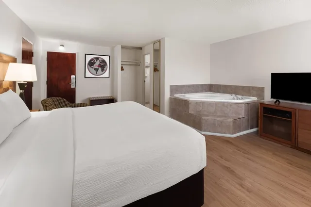 جناح استوديو بسرير كينج بإطلالة على النهر، Ramada by Wyndham Arnprior 1/6