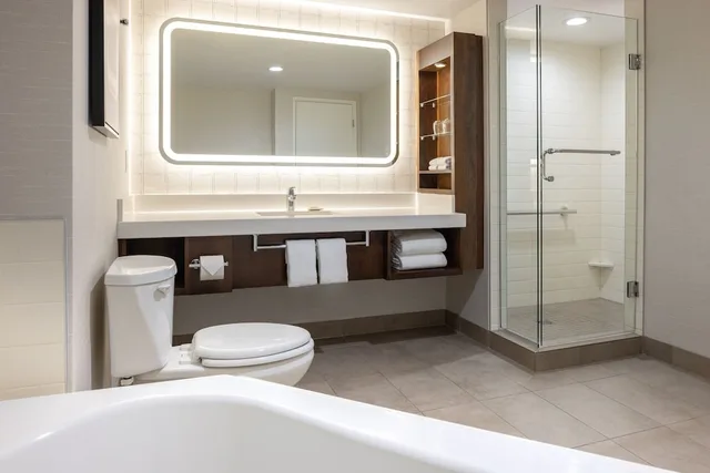 جناح بسرير كينج بإطلالة على المدينة بغرفة نوم واحدة مع أريكة، Delta Grand Okanagan Resort 4/4
