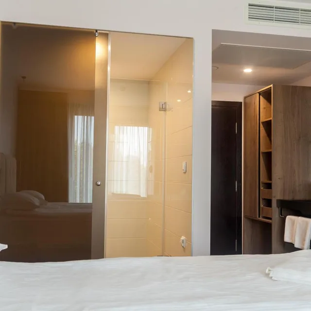 غرفة بسرير مزدوج أو سريرين منفصلين مع سرير إضافي، Amiral Hotel 6/10