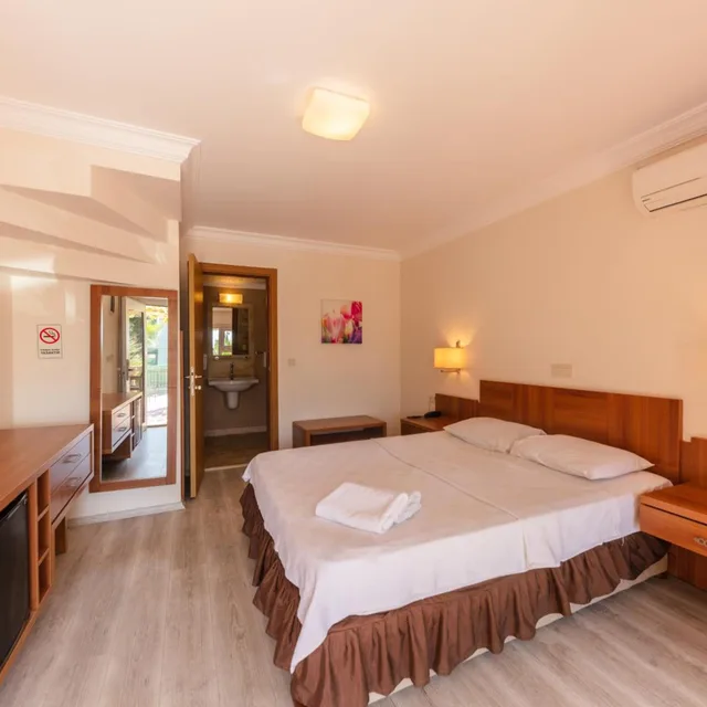 غرفة ثلاثية بإطلالة على الحديقة، Melis Otel 3/6