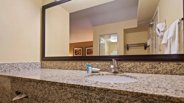 جناح بسرير كينج، Best Western Louisville East Inn & Suites 5/5