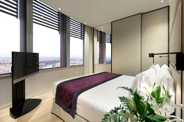 جناح عائلي بسرير مزدوج وسريرين منفصلين، Eurostars Torre Sevilla 4/8