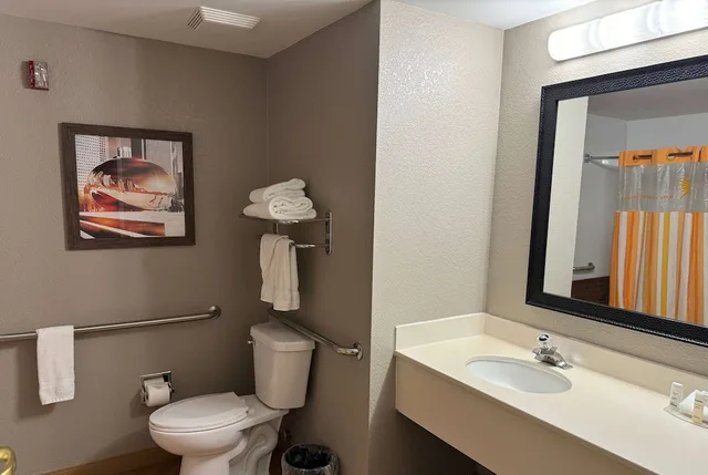 Deluxe, Suite, King Bed, Accessible, La Quinta Inn & Suites by Wyndham Bannockburn-Deerfield 6/6