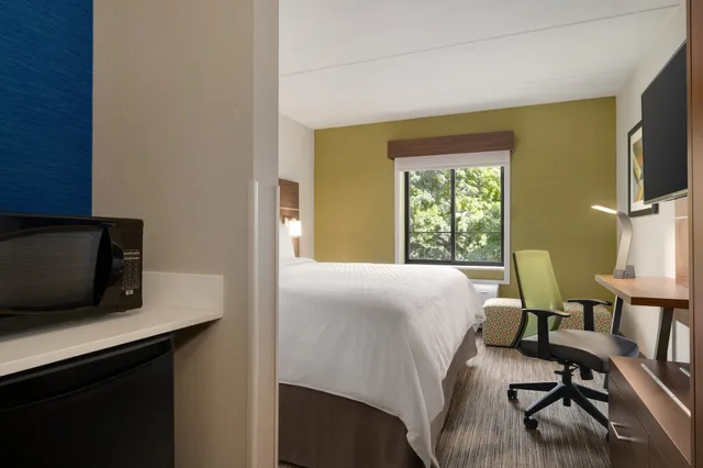 غرفة قياسية بسرير كينج لذوي الإعاقة، Holiday Inn Express Plattsburgh 2/5