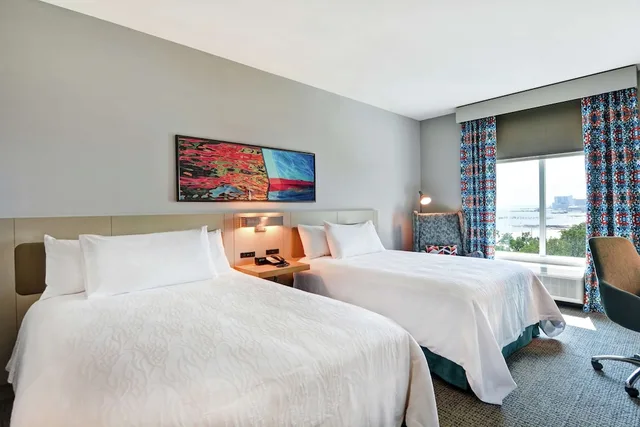 غرفة بسريرين كوين بإطلالة على البحر، Hilton Garden Inn Biloxi 2/6