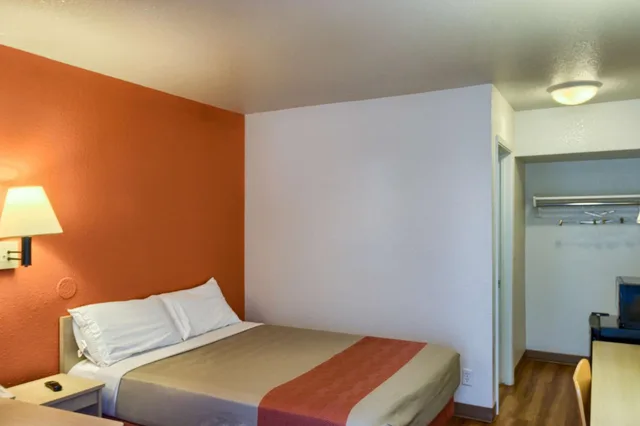 1 Queen Bed Micfridge، Motel6 Everett, WA - North 2/10