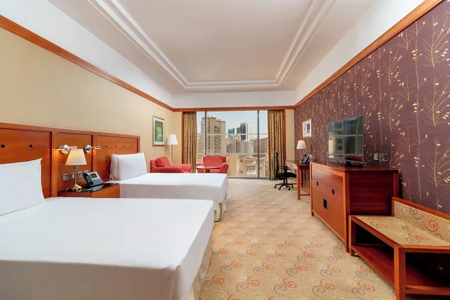 غرفة بريميوم بسريرين منفصلين بإطلالة على المسبح مع دخول صالة النادي، Holiday Inn Kuwait 1/10