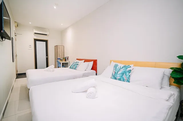 Deluxe Family Room with Window، Swing & Pillows @ Sunway Pyramid PJ 1/1