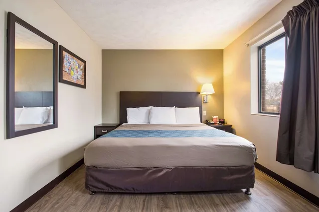 Room, King Bed, Red Lion Inn & Suites Olathe Kansas City 1/9