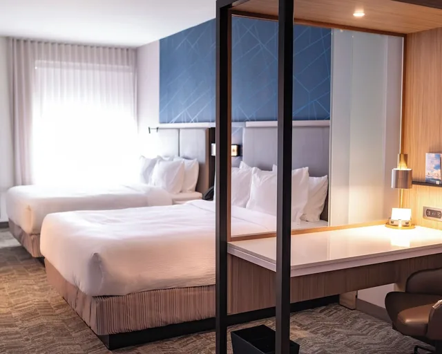 جناح بسريرين كوين مع أريكة، SpringHill Suites by Marriott Eau Claire 2/8