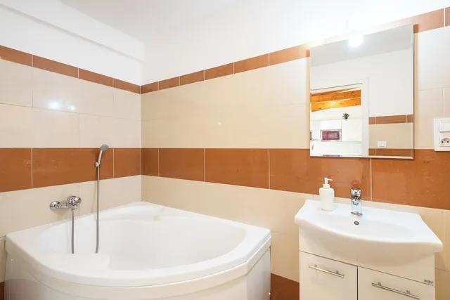 2 Bedrooms, Signature, Loft, Apartment, 5 Beds, City View, Sofa، Hybernska Apartments 9/10