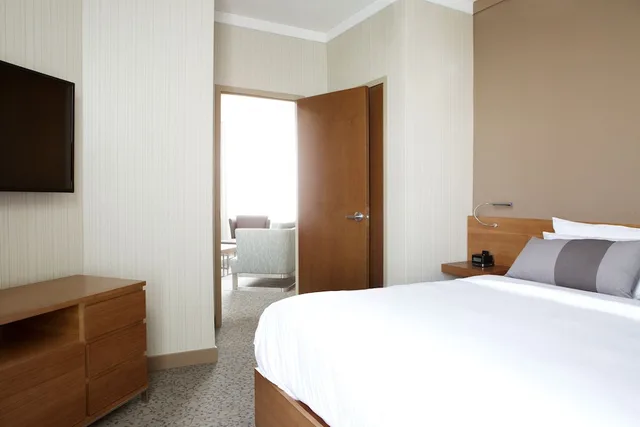 جناح بسرير كينج، Grey Eagle Resort 3/9