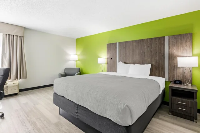 غرفة بسرير كينج بجاكوزي، Quality Inn Clarksville 1/9