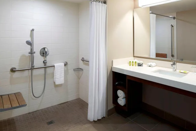 Guest Room, Queen Bed, Water Front, Accessible، Delta Hotels By Marriott Kingston Waterfront 2/3
