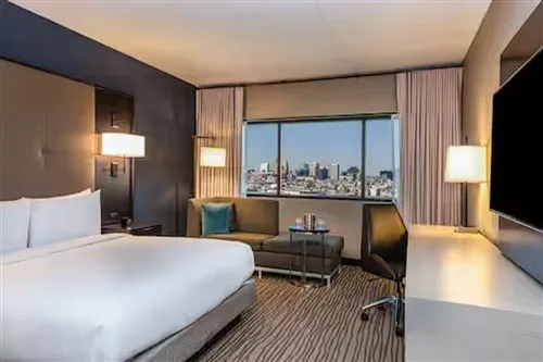 غرفة بسرير مزدوج أو سريرين منفصلين بإطلالة، DoubleTree by Hilton Hotel Newark Airport 1/1