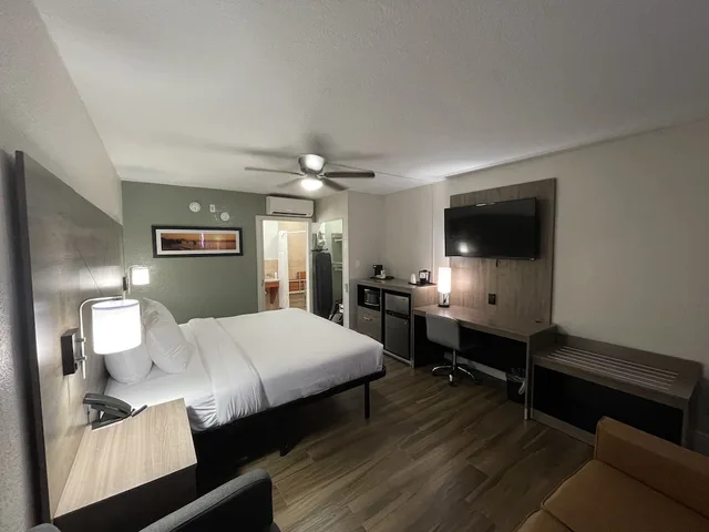 Room, King Bed, Accessible, Quality Inn and Suites Airport Cruise Port Hollywood 6/10