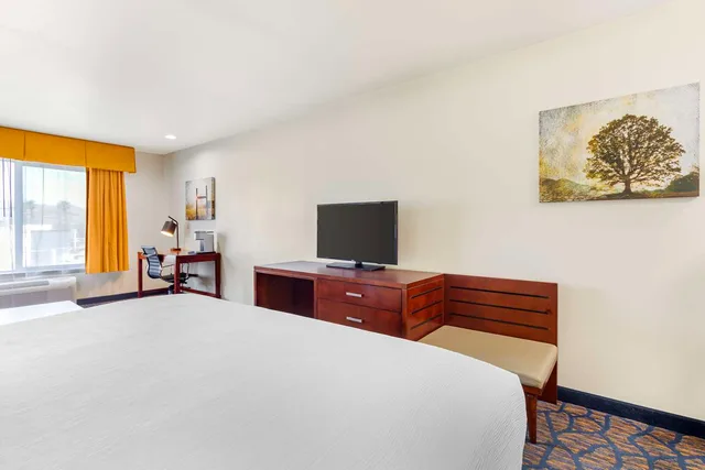 غرفة بسرير كينج مع أريكة، Best Western Plus Villa Del Lago Inn 2/3