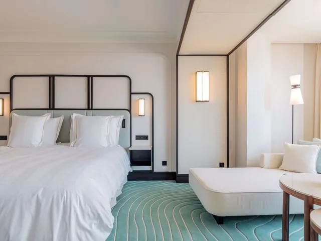 Junior Suite, King Bed, City View, Mondrian Cannes 4/10
