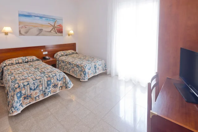 Room, Triple, GHT Balmes Hotel, Aparthotel & Splash 5/10
