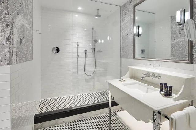 Bank, Suite, King Bed, Balcony, Club Lounge Access, South Wing, London Marriott County Hall 8/10