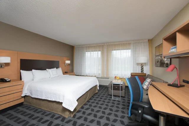استوديو بسرير كينج مع أريكة، TownePlace Suites by Marriott Kalamazoo 1/2