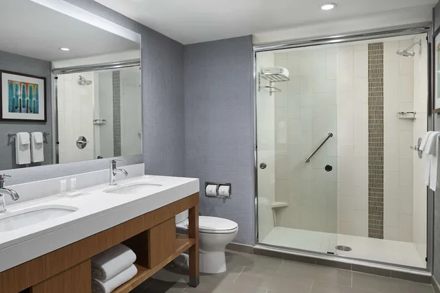 غرفة بسريرين كوين مع أريكة في طابق مرتفع، Hyatt Place Evansville / Downtown 2/2