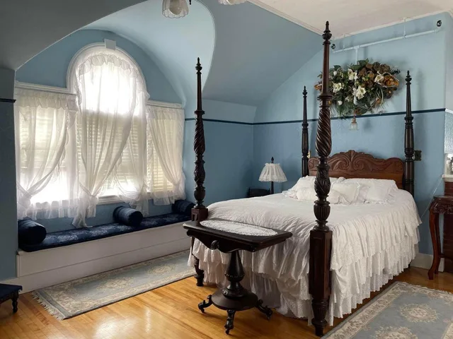 جناح شهر العسل بسرير كوين، Marshlands Inn 1/3