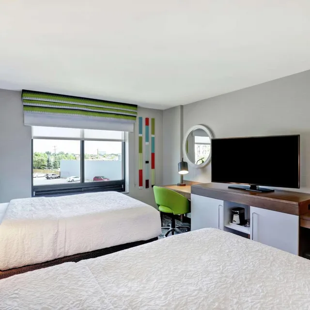 غرفة بسرير كينج وسريرين كوين، Hampton Inn St Catharines Niagara On 2/10
