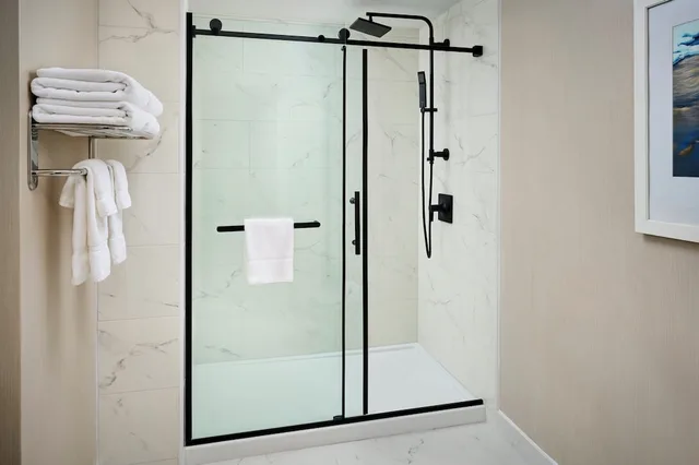 غرفة قياسية بسرير كينج بإطلالة على النهر، Niagara Fallsview Hotel & Suites 8/8