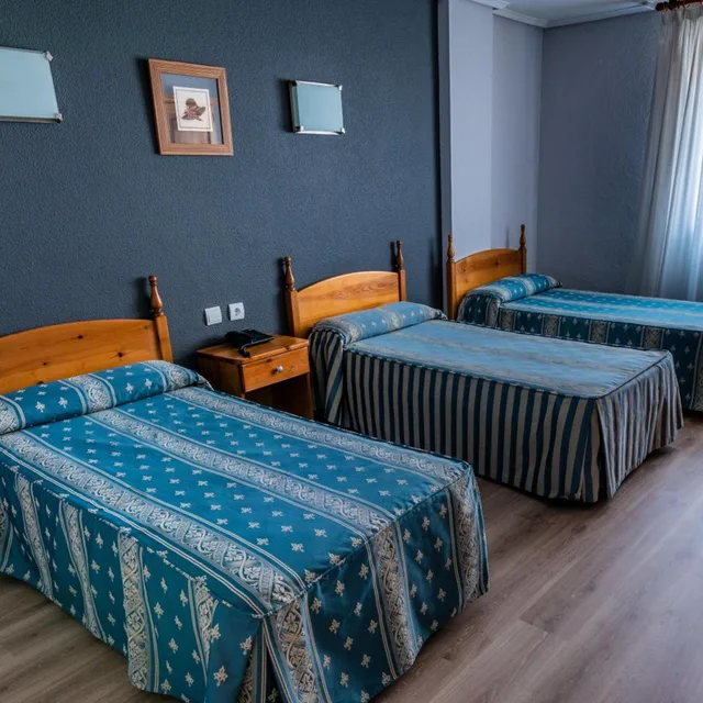 غرفة ثلاثية، Hotel San Glorio 2/5