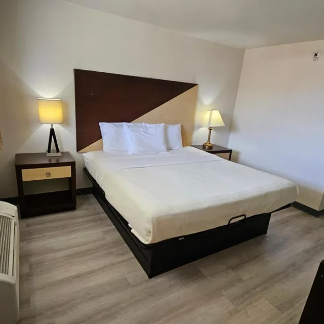 استوديو بسرير كينج، Budget Inn 2/4