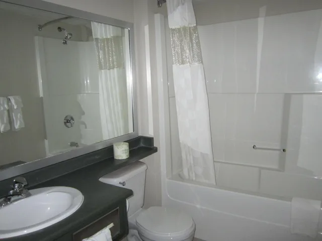 Room, King Bed, Queen Bed, Ramada Limited - Merritt 6/10