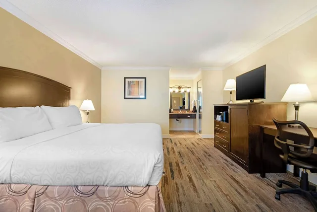 غرفة قياسية بسرير كينج مع أريكة بمطبخ، Best Western Plus Burnaby Hotel 5/10