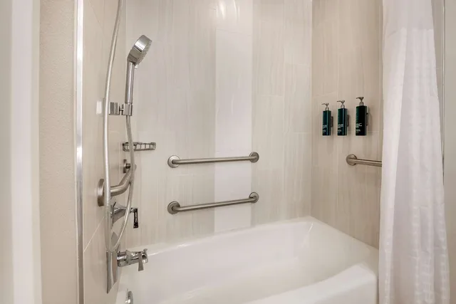 استوديو بسرير كينج بحوض استحمام لذوي الإعاقة، Hilton Grand Vacations Club Las Palmeras Orlando 5/5