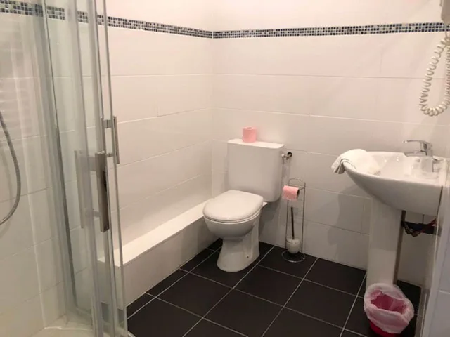 غرفة رباعية بسرير كوين وسريرين منفصلين، Hotel Le Saint - Patrice 4/4